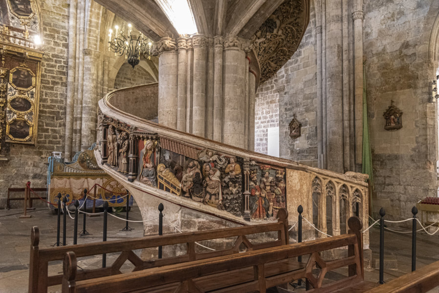 Castelló de la Plana - Morella 031 - basílica Arciprestal de Santa María la Mayor - escalera.jpg